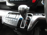 インパネシフトだから視線の移動も少なく足元もスッキリ。運転席もゆったりしているのでゆとりを持ってドライブできますね。