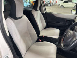 運転席の画像です。足元やシートまわりに余裕があり、リラックスした姿勢で運転が可能です。視界も良好で操作系へのアクセスもしやすく、快適で安心感のあるドライブをサポートします。