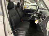 運転席の画像です。足元やシートまわりに余裕があり、リラックスした姿勢で運転が可能です。視界も良好で操作系へのアクセスもしやすく、快適で安心感のあるドライブをサポートします。