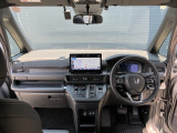 運転席周りです。カップホルダーや小物の収納などは必須ですよね!!使い勝手の良いつくりになっております!!