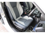 ブルーインテリア車のシートはブルーステッチの専用シート!ネイビー&グレーカラーのコンビニサイドサポートはネイビーカラーの合成皮革を使用!ドライバーの体をしっかりとサポートします!