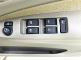 【電動格納ミラー】サイドミラーは電動格納式となっており、狭い駐車場でもキズがつくリスクを抑えられます。