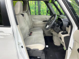 運転席まわりには十分なスペースがあり、大柄な方でもゆったり運転していただける環境です。