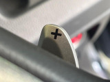 【パドルシフト】ハンドルから手を離さずに素早くシフトアップ&ダウンができるので、エンジンブレーキを使う下り坂や高速道路の合流で加速したい場面で役立ちます。