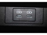 センターコンソールボックス内にも給電用のUSB端子(Type-C)を装備しています。