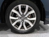 アルミホイールを装備、タイヤサイズは175/55R15です。