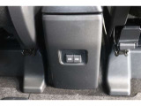 後部席へ乗車して携帯電話などを充電する時に前から配線を伸ばすとごちゃごちゃして邪魔になりがちですよね。そんな煩わしさを解消する後席側USBポート☆