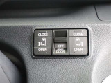 左右自動ドア操作スゥッチです。運転席で操作出来るのは、お子様、お年寄りの方等が座られた折に運転席からコントロール出来ますと安心ですよ。