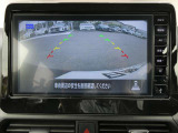 ギアを『R』に入れた後、カメラボタンを2回押すと、ナビ画面に後方の映像を映してくれるので、駐車がし易くなります。