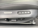 運転席シートには、電動アジャスト機能を装備。