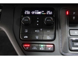 運転席と助手席の温度設定の変更が可能な左右独立タイプのデュアルエアコンです♪♪♪暑がりな人・寒がりな人も誰もが車内を快適にお過ごしいただけます♪♪♪