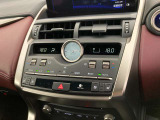 デュアルエアコンとは、運転席と助手席で、個別に温度設定ができる機能です。気温の感じ方は、人それぞれ違うもの。乗る人に優しい機能ですね。