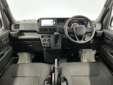 【インパネ】運転のしやすさを最優先に設計された見晴らしの良いフロントビュー。車両間隔が掴みやすく狭い道でも安心♪「安全」と「品質」を最優先に、安心してお乗りいただけるクルマを提供いたします。