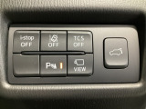 運転席脇のクラスタースイッチ部分にはカメラ切り替えスイッチ、パーキングセンサーその他走行系スイッチを集中配置しております。電動リアゲート開閉スイッチも目立つよう配置しております。