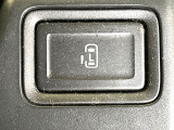 【パワースライドドア】スマートキーや運転席のスイッチでスライドドアの開閉が可能♪電動だから力を入れてドアを開ける必要が無く、小さいお子様でも、重い荷物を持っている時もラクに開け閉めできます♪