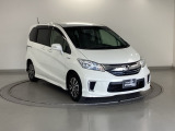 狭い駐車場でも、スライドドアならチャイルドシートへのお子さまの乗降や荷物の積載もスムーズ。とても便利な【両側電動スライドドア】ドアハンドを少し引くだけでリアドアが自動開閉します。