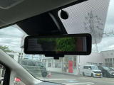 車体の後部にカメラがついていて、その映像がルームミラー内のモニターに表示します。人や荷物などで視界が遮られた時なども確認がしやすいです。