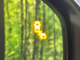 【ブラインドスポットインフォメーション】走行中、ドアミラーの死角になりやすい箇所に後続車が接近するとサイドミラー付近に警告を表示、ドライバーに注意喚起をしてくれます。