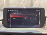 ブラインド・スポット・モニタリング (BSM) は、自車の後方から接近する車両の存在を知らせることにより、車線変更時の後方確認を支援するシステムです。