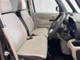 ゆったりと座れる運転席シートですのでストレスなく運転が出来ますよ!