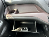 【グローブボックス】大容量のグローブボックスです!!車検証ケース他、日頃使う小物類の収納スペースもたくさんあります!