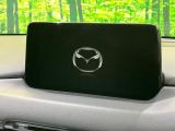 【8インチマツダコネクト】車内の雰囲気にマッチした大型のディスプレイ。スマホ接続でのナビ使用やBluetooth再生等、様々な機能が楽しめます。直感的なダイヤル操作が可能で、使い勝手も良好です。