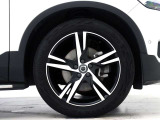 ダイヤモンドカット/マットブラック5ダブルスポーク7.5J&times;19インチアルミホイール。衝突回避・被害軽減ブレーキシステムやパイロット・アシストなど、数多くの先進安全・運転支援機能を標準装備。