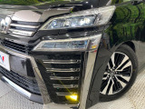【LEDヘッドライト】悪天候や夜間走行時も良好な視界を確保し安心して運転できる高輝度LEDヘッドライトを装備!点灯速度が早く、消費電力も抑えられています。