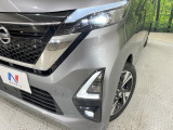 【LEDヘッドライト】悪天候や夜間走行時も良好な視界を確保し安心して運転できる高輝度LEDヘッドライトを装備!点灯速度が早く、消費電力も抑えられています。