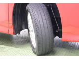 タイヤサイズ 205/60R16。シルバーメタリック塗装でスッキリとしたデザインの純正アルミホイールを装着しています。