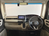 運転席は、大きな座面と包み込むような背もたれがドライバーの身体全体をしっかり支えます。上質なシート素材と座り心地のよいクッションを採用し、長時間の運転やコーナーの多い道も快適です