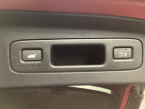 荷物を抱えていてもラクに開け閉め。Hondaスマートキーを持っていれば、開扉だけでなく、閉扉までをハンズフリーで行うことができます