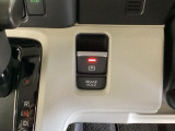 セレクトレバーの右に電子制御パーキングブレーキがあります。スイッチひとつで、停車した地点の傾斜などをシステムが検知・判断してブレーキ力を自動的に最適制御し、しっかり停車できるパーキングシステムです。