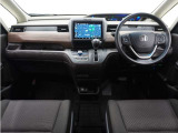 ◆視界広々で非常に運転しやすくロングドライブでも疲れを感じさせないすっきりとまとまったインパネ周りです。
