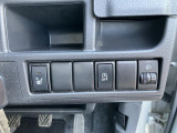 こちらは車内に配置された各種スイッチ類です。エアコンの温度調整やオーディオ操作、各種安全機能のオンオフなど、快適で安全なドライブをサポートする機能が集約されており、運転席からスムーズに操作できます。
