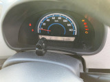 こちらは運転席の正面に位置するメーターの画像です。現在の速度やエンジンの回転数、燃料の残量といった走行中の重要な車両情報を一目で確認できます。安全で快適なドライブをサポートするための必須パーツです。
