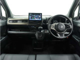 ◆視界広々で非常に運転しやすくロングドライブでも疲れを感じさせないすっきりとまとまったインパネ周りです。