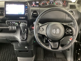 【ハンドル】運転にかかわる様々な操作を安全に行えるように視点移動が少なく操作性に配慮されたスイッチ類が凝縮されたコックピットです。