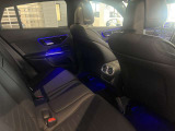 メルセデスのシートは少し硬めになっております。長時間の運転の際、適度な反発があることでお尻や腰の負担を減らす効果が御座います。