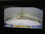 車庫入れや縦列駐車などの際に、後退操作の参考になるガイドラインをモニター画面に表示します。