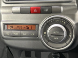 【オートエアコン】一度お好みの温度に設定すれば、車内の温度を検知し風量や温度を自動で調整。暑い&hellip;寒い&hellip;と何度もスイッチ操作をする必要はありません。快適な車内空間には必須の機能ですね♪