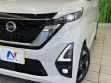 【LEDヘッドライト】悪天候や夜間走行時も良好な視界を確保し安心して運転できる高輝度LEDヘッドライトを装備!点灯速度が早く、消費電力も抑えられています。
