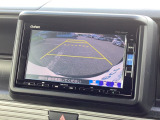 後退時に車両の後ろ側をモニター画面に表示します。車庫入れが苦手な人もこれで安心♪