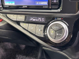 【オートエアコン】一度お好みの温度に設定すれば、車内の温度を検知し風量や温度を自動で調整。暑い&hellip;寒い&hellip;と何度もスイッチ操作をする必要はありません。快適な車内空間には必須の機能ですね♪