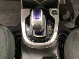 ハイブリッド専用セレクトレバーです。シフトチェンジを電子信号で送信するセレクトレバーを採用していますので、軽快でスマートな操作を楽しめます。
