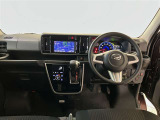 運転席周りのレイアウトをご覧ください。ナビゲーションが綺麗に装着されすっきり収まってますね!