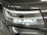 【LEDヘッドライト】現代の主流のライト。明るい光が瞬時に立ち上がり、必要な場所を均一に照らします。寿命も長く省エネで、スタイリッシュなデザインです♪