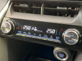【オートエアコン】一度お好みの温度に設定すれば、車内の温度を検知し風量や温度を自動で調整。暑い&hellip;寒い&hellip;と何度もスイッチ操作をする必要はありません。快適な車内空間には必須の機能ですね♪