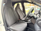 シート色はブラックです!気になる臭いはありませんが運転席シートにヘタレがあります。