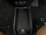 運転席、助手席の間には小物など置ける便利なスペースがございます。